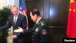美国代理防长沙纳汉与中国防长魏凤和2019年5月31日在出席香格里拉对话会期间举行会谈(路透社)