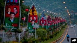巴基斯坦街道的公告牌上有中国主席习近平、巴基斯坦总统和总理的肖像(2015年4月19日)