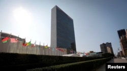 召开上届联合国大会时联合国总部前的情景(路透社2020年9月21日)