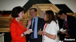 美国负责拉美外交事务的助理国务卿雅各布森在哈瓦那与古巴负责美国事务的维达尔交谈(2015年1月22日)