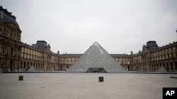 巴黎卢浮宫外空空荡荡。(2020年3月17日)
