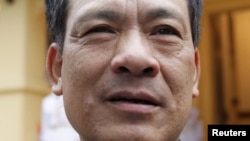 Relatives of miners trapped in a coal mine wait in front of the site in Soma, a district in Turkey's western province of Manisa, May 14, 2014.