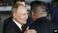 俄罗斯总统弗拉基米尔·普京(Vladimir Putin)星期三(6月19日)黎明前抵达平壤,与接机的朝鲜领导人金正恩握手拥抱。(媒体联访照片)