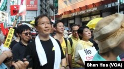 民主党立法会议员走在反逃犯条例队伍前面 (美国之音记者申华拍摄)