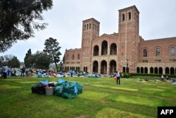 Para pekerja membersihkan kampus Universitas California, Los Angeles (UCLA) setelah polisi mengusir mahasiswa pro-Palestina, di Los Angeles, California, pada 2 Mei 2024. (Foto: AFP)