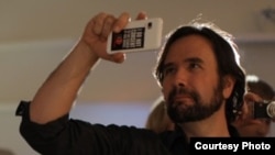 哈佛大学内设的“博克曼因特网与社会中心”研究员,美国移动通讯安全软件开发机构“捍卫者”(Guardian Project)的负责人内森•弗雷塔斯(Nathan Freitas)。