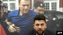 资料照:俄罗斯反对派领袖阿列克塞·纳瓦尔尼的亲密战友和首席战略师列昂尼德·沃尔科夫(Leonid Volkov)在法国斯特拉斯堡的欧洲议会接受一个采访。(2021年12月14日)