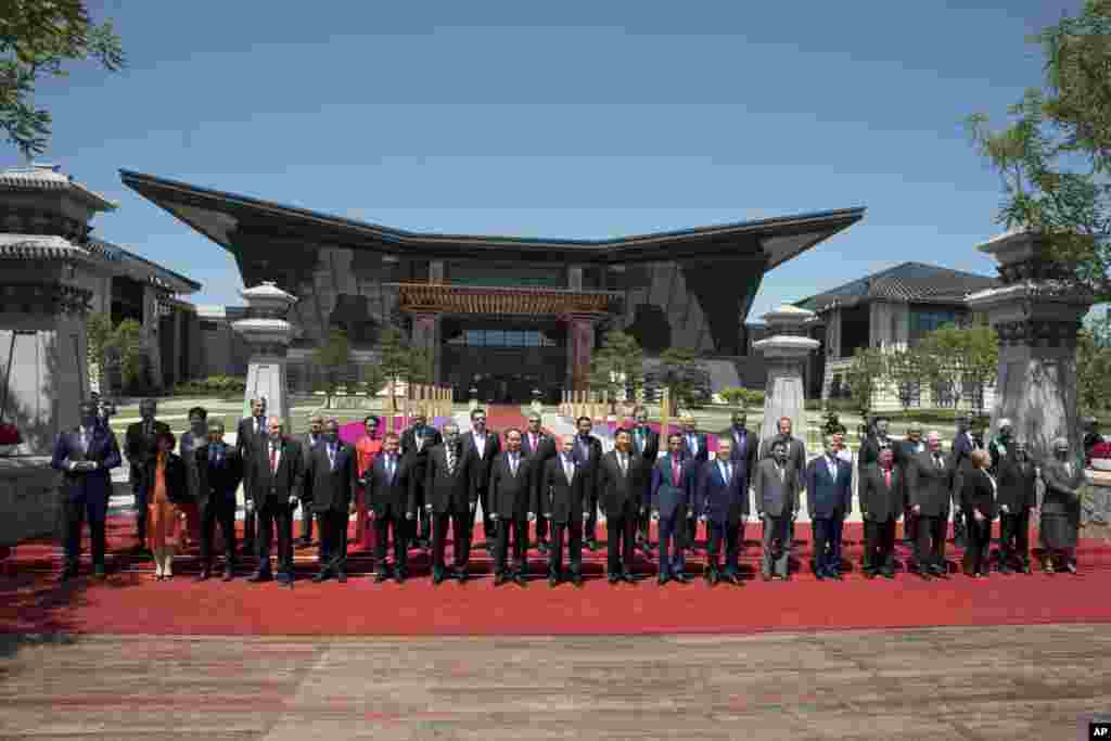 在北京雁栖湖国际会议中心,出席“一带一路”国际合作高峰论坛的各国领导人合影(2017年5月15日). 有29个国家的元首和政府首脑参加。工业七国集团成员国的领导人都没有参加这次峰会。印度由于不满中国把与巴基斯坦合作的“中巴经济走廊”纳入一带一路而且计划在印巴争夺主权的克什米尔地区兴建水坝,没有派代表团参加这次会议。