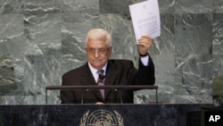 巴勒斯坦权力机构主席阿巴斯手举巴勒斯坦至联合国的入联信函