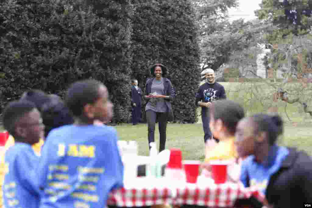 美国第一夫人白宫种菜推动全民健康(美国之音常晓拍摄)