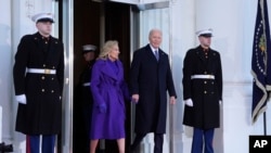 2025年1月20日, 美国总统拜登和夫人在白宫迎接特朗普与夫人的到来。