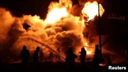 ယူကရိန်းနိုင်ငံရဲ့စတုတ္ထမြောက်အကြီးဆုံးမြို့ဖြစ်တဲ့ Dnipropetrovsk မှာ လေကြောင်းတိုက်ခိုက်မှုကြောင်း မီးလောင်နေတဲ့ လောင်စာဆီသိုလှောင်ရုံကို မီးငြိမ်းဖို့ကြိုးစားနေကြတဲ့ မီးသတ်တပ်ဖွဲ့ဝင်များ။