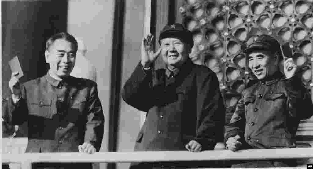 中共主席毛泽东及其副手林彪以及中国总理周恩来在天安门上微笑(1967年)。1966年8月,中国共产党第八届中央委员会第十一次全体会议(扩大)根据毛泽东的提议改组了中央领导机构,林彪排名从第六升到第二,显示他成为毛泽东的副手和接班人,而刘少奇从第二降到第八。当时中共有五位副主席。为了突出林彪,周恩来主动提出不再提及自己副主席的头衔,也避免提及其他几位副主席的头衔,使林彪成为唯一副主席。周恩来说林彪“是活学活用毛泽东思想最好,跟毛主席跟得最紧的,我推荐他为副统帅”。  