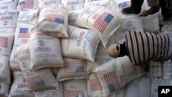 资料照:美国国际发展署 (USAID) 捐赠给巴勒斯坦人的面粉卸在西岸的一个村子仓库里。(2008年6月4日)