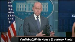 资料照:2025年5月1日,美国白宫副幕僚长任斯蒂芬·米勒在白宫新闻发布会上向记者发表讲话。