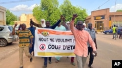 尼日尔总统巴祖姆的支持者在首都尼亚美游行,反对政变。(2023年7月26日)