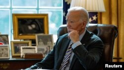 资料照片:美国总统拜登在白宫椭圆形办公室。(2025年1月10日)