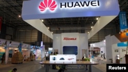 中国广东省东莞市21世纪海上丝绸之路国际博览会上华为公司的摊位。(2015年10月28日)