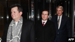 在北京举行的第二天贸易谈判结束后,美国贸易谈判代表,包括负责贸易和对外农业事务的次长麦金尼(右一)返回酒店。(2019年1月8日)