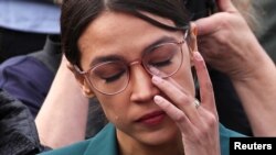 Dân biểu Mỹ Alexandria Ocasio-Cortez (D-NY) gạt nước mắt khi nghe Dân biểu Ilhan Omar (D-MN) kể lại kinh nghiệm trong trại tị nạn tại cuộc họp báo ngày 7/2/2019. REUTERS/Jonathan Ernst