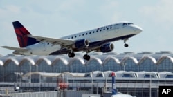 达美航空公司的一架喷气式飞机从罗纳德里根华盛顿机场起飞。