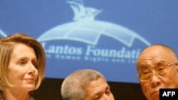 佩洛西与达赖喇嘛(档案照片)