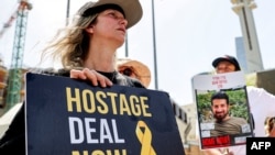 被加沙恐怖组织哈马斯扣为人质的家属们在特拉维夫集会要求以色列政府采取行动争取人质获释。(资料照)