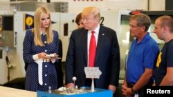 美国总统川普和白宫高级顾问伊万卡前往爱奥华东北社区学院参观先进生产实验室。(2018年7月26日)