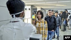 印度加尔各答的机场工作人员使用热像仪测查从中国和香港抵达印度的乘客体温。(2020年1月21日)