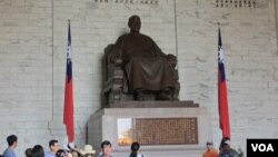 台湾中正纪念堂内的蒋介石铜像 (美国之音张永泰拍摄)