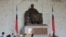 台湾中正纪念堂内的蒋介石铜像 （美国之音张永泰拍摄）