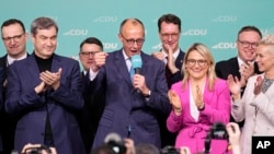 ရွေးကောက်ပွဲအပြီး ထောက်ခံသူများကို စကားပြောနေသည့် CDU ပါတီခေါင်းဆောင် Friedrich Merz။ (ဖေဖော်ဝါရီ ၂၃၊ ၂၀၂၅) (AP)