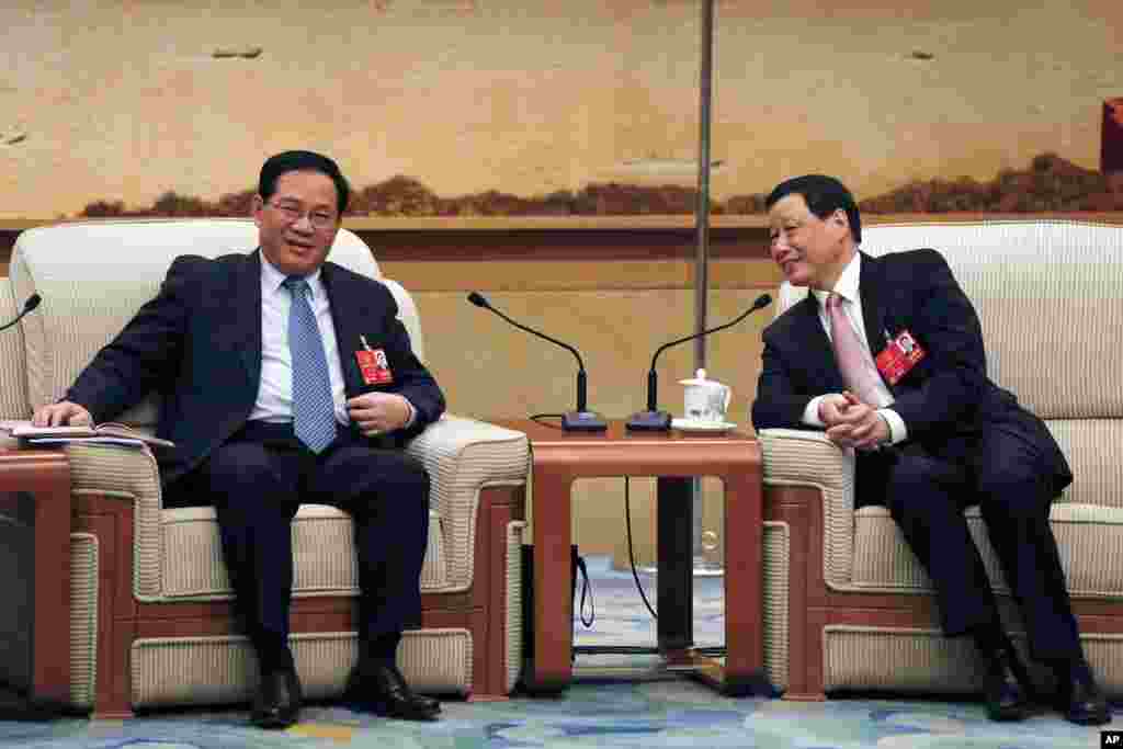 上海市委书记李强(左)和市长应勇2018年3月6日在北京人民大会堂举行的全国人民代表大会期间的分组会上。11月26日,台北市政府发言人刘奕霆宣布台北-上海双城论坛将于今年12月20日在台北举办。刘奕霆表示已向上海市长应勇发出邀请,还没有收到应勇是否会参加的回复。此前,在台湾九合一选举中,无党籍候选人柯文哲当选连任台北市长。 台北-上海双城论坛从2010年开始由两个城市轮流举办,2016年台北市长柯文哲率团前往上海出席会议,2017年上海市政府派出统战部长沙海林赴台出席双城论坛。  