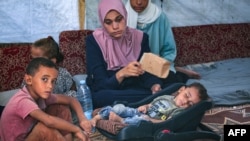 加沙中部上月感染脊髓灰质炎的巴勒斯坦儿童正在睡觉。(2024年8月27日)
