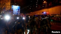 香港防爆警察星期六(11月16日)在香港大学外驱散抗议者。