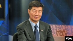 Energaia workers inspect some of the bio-reactors growing spirulina on the rooftop of a Bangkok hotel, Sept. 24, 2013. (S.L. Herman/VOA)