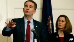 资料照片:佛吉尼亚州州长诺瑟姆和夫人在官邸举行记者会(2019年2月2日)