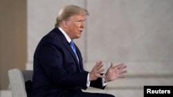 美国总统特朗普在华盛顿林肯纪念堂参加福克斯新闻频道现场直播的远程市民大会节目。(2020年5月3日)