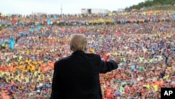 Tổng thống Donald Trump phát biểu trước đám đông tại cuộc Đại tập hợp Hướng đạo sinh Quốc gia 2017 ở Glen Jean, bang West Virginia, ngày 24 tháng 7, 2017.
