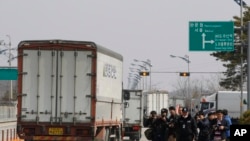 2013年4月3日,前往开城的韩国车辆被朝鲜拒绝入境后返回板门店附近韩国坡州的海关移民检疫关口。