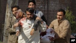 Phe Taliban ở Pakistan đã lên tiếng nhận trách nhiệm về vụ tấn công và cảnh báo sẽ có những vụ tiếp theo.