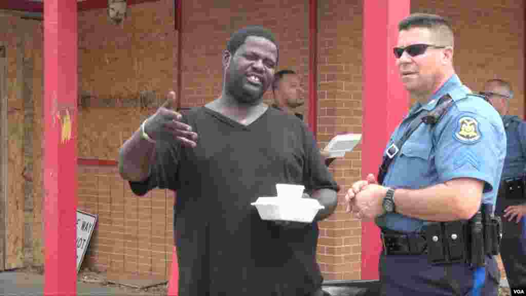 巡警与民众交谈