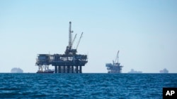 洛杉矶长滩港外等待进港卸货的轮船(2021年10月5日)