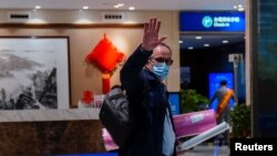 世卫组织新冠病毒源头调查组专家组成员,丹麦科学家彼得·本·安巴雷克(Peter Ben Embarek)离开武汉时在机场挥手。 (2021年2月10日)