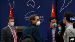 资料照:驻华外国记者在中国外交部的新闻发布会上。(2020年3月18日)