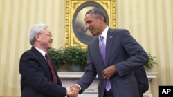 奥巴马总统在白宫椭圆形办公室会见越南共产党总书记阮富仲。(2015年7月7日)