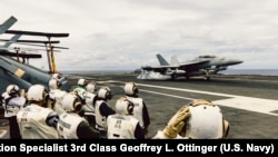 美国海军乔治·华盛顿号航空母舰在南中国海行驶时,随舰采访的菲律宾媒体成员准备观察战斗机从甲板起飞的操演。(2025年7月2日)