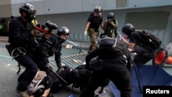 一名香港防暴警察向反修例示威者发射胡椒喷雾。(2019年9月29日)