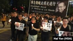 港人烛光游行至中联办悼念刘晓波(美国之音海彦拍摄)