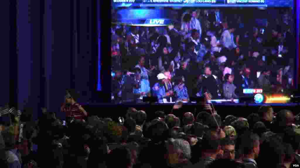 奥巴马芝加哥竞选总部的人群(美国之音 金刀拍摄)